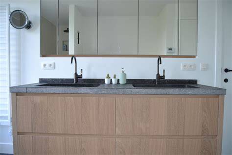 Afbeelding: Voorbeeld van een wastafelblad van blauwe hardsteen in een moderne badkamer