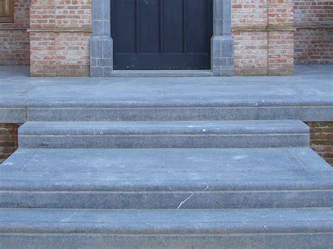 Afbeelding: Blauwe hardsteen met fossiele insluitingen en patina