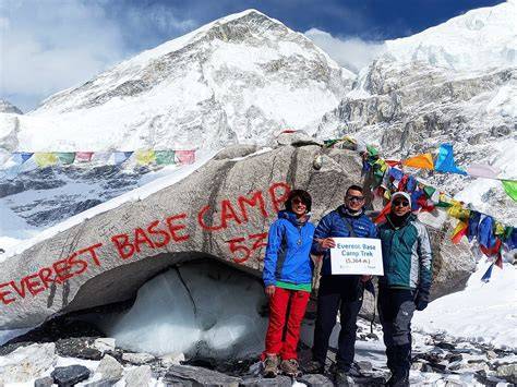 Foto van Everest-basecamp en sherpa-gidsen