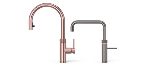 Voorbeelden van afvoerpluggen in diverse kleuren (zwart, goud, koper, gunmetal) en materialen die matchen met moderne kranen.