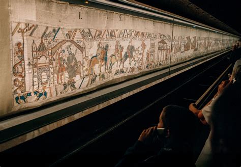 illustratie van het snijden van tapijt langs de muur met een mes en liniaal