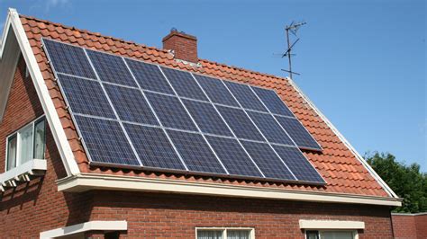 Foto van een geïsoleerd dak met zonnepanelen