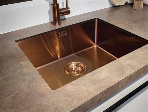 Illustratie van een keuken met een ingebouwde vlakbouw spoelbak