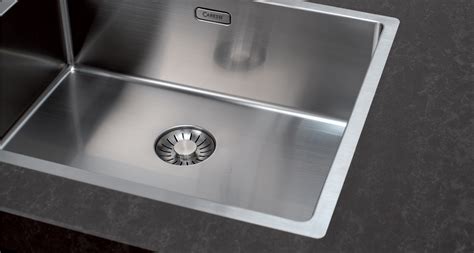 Close-up van de textuur van een RVS spoelbak, met nadruk op duurzaamheid