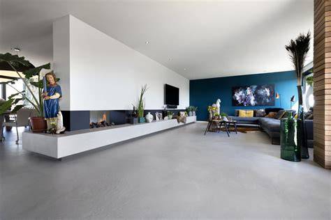 Beeld van interieur met lavasteen vloer en natuurlijke elementen