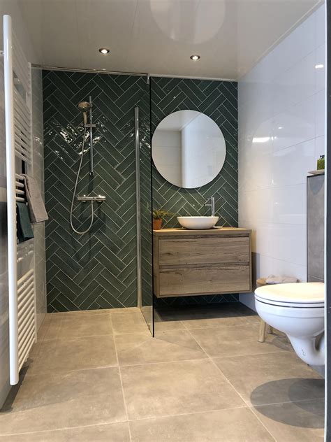 Voor en na foto van een gerenoveerde badkamer, met moderne tegels, douche en meubilair