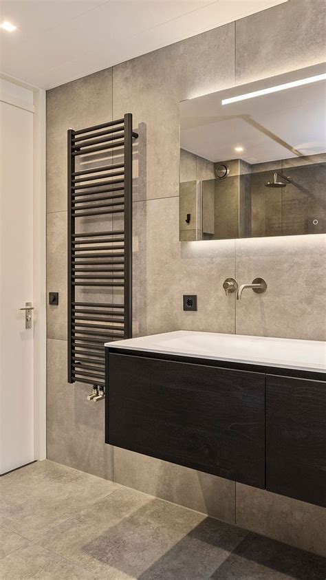 Luxe badkamerontwerp met grote formaat tegels en moderne afwerking