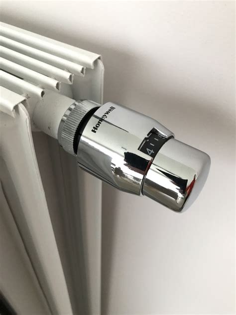 Vergelijking tussen een traditionele draaiknop en een moderne thermostatische radiator kraan.
