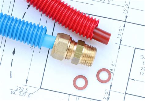 Illustratie van diverse leidingen, koppelingen en gereedschappen voor radiatorinstallatie.