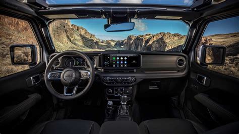 Interieur foto Wrangler met modern Uconnect scherm
