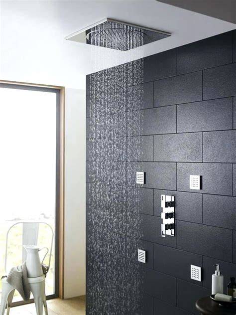 Afbeelding van een plafond inbouw regendouche-installatie met Villeroy en Boch-merk