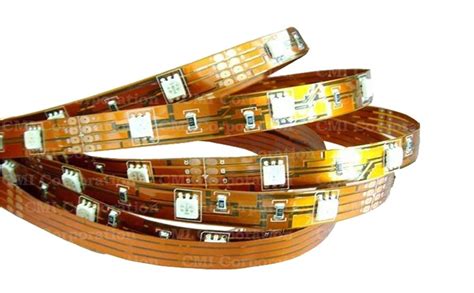 Gedetailleerde foto van een flexibele LED-strip, met nadruk op de LED-chips en de geleiderbaan.