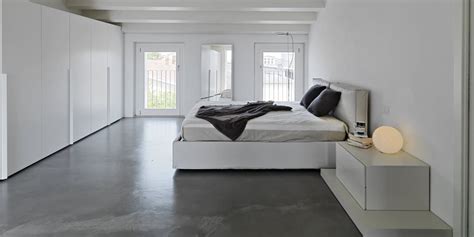 Moderne slaapkamer met betonvloer