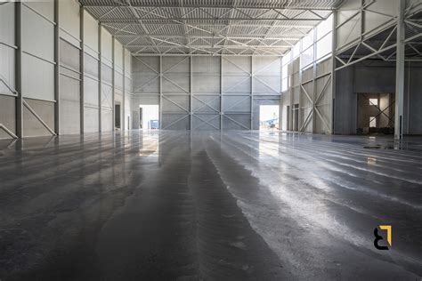 Gekleurde betonvloer in een magazijn