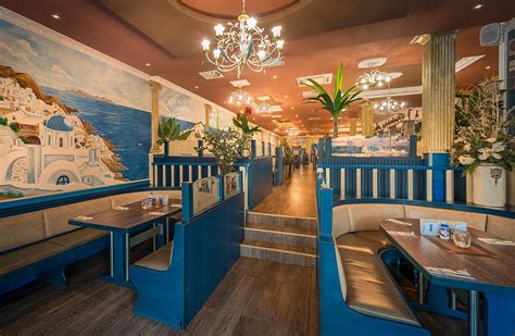 Interieur van een modern Grieks restaurant met een strak design en comfortabele zitplaatsen.