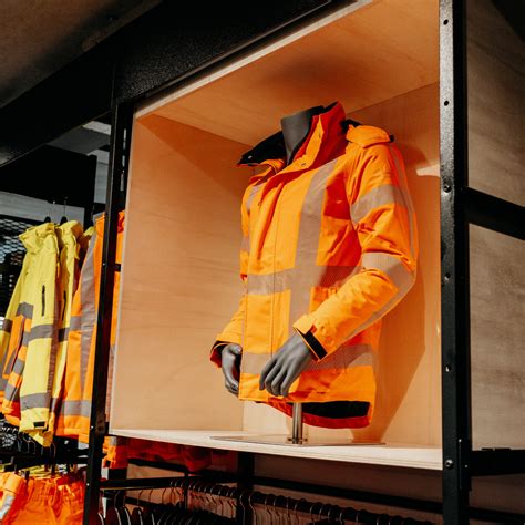Een team van slopers aan het werk, met nadruk op veiligheidskleding en professioneel gereedschap.