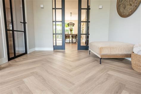 Woonkamer met een luxe PVC visgraat vloer