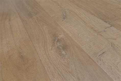 Showroom met diverse eikenhouten vloeren