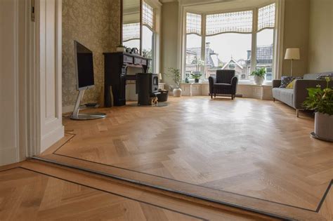 Voorbeeld van een houten vloer met band en bies
