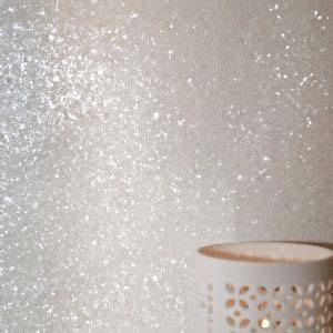 Glitterverf op een lichte muur met subtiel glitteraccent