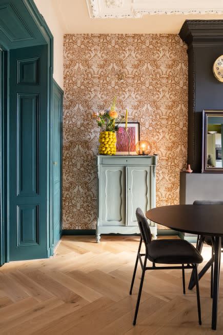 Accentmuur met glitterverf achter een kast