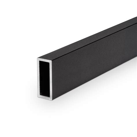 Detailfoto van een geanodiseerd aluminium profiel met matzwarte afwerking, met nadruk op de krasbestendigheid.