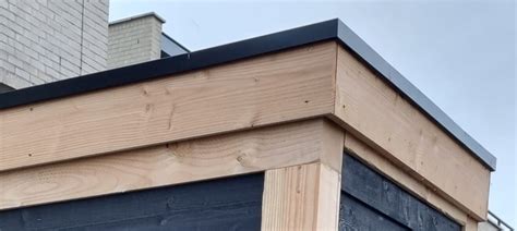 Detailfoto van het bevestigen van een daktrim met RVS schroeven en een neopreenring.