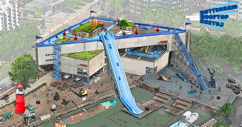 Foto van de knalblauwe glijbaan 'De Rotterdam Rooftop Roetsj' op het dak van het Maritiem Museum met uitzicht over de stad.