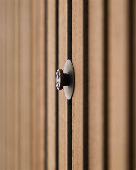 Close-up van gemonteerd paneelwerk met sierlatten