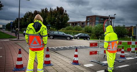 Verkeersregelaars die hulpdiensten begeleiden tijdens wegwerkzaamheden