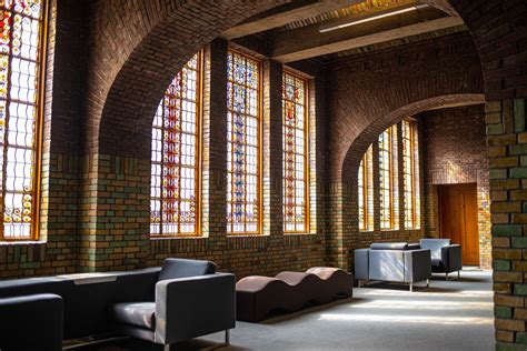 Interieurdetails van het monumentale schoolgebouw, zoals gemetselde muren en geometrische vloeren