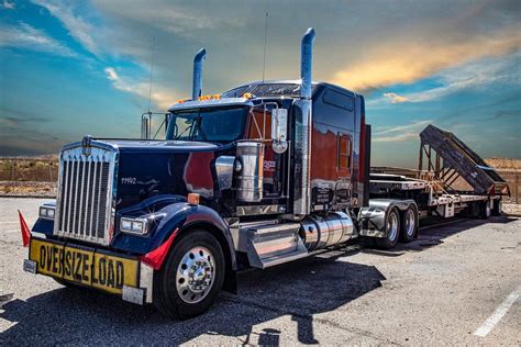 Vrachtwagen behang met diverse Amerikaanse trucks op een avontuurlijke achtergrond