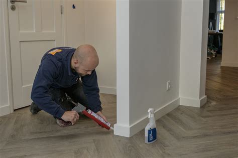 Detailfoto van de afkitten van naden om kraken te voorkomen.