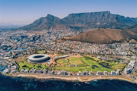 Een artistieke impressie van Kaapstad, Zuid-Afrika, met subtiele verwijzingen naar voetbal.