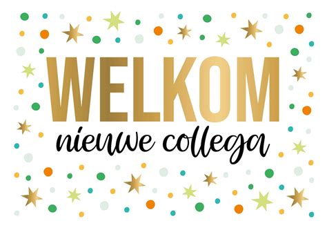 Een montage van de vier oorspronkelijke cameravrouwen en de nieuwe mannelijke collega, met camera's op de achtergrond.