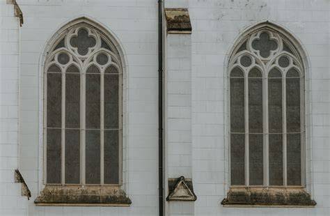 Afbeelding: Gotische driebeuk-zaalkerk met westtoren en absis