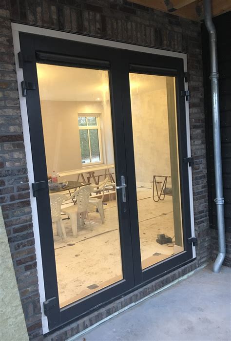 Showroom met diverse kunststof kozijnen en deuren