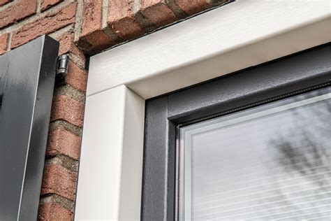 Schematische weergave van de afwerking van een kunststof kozijn met kitvoeg en pur