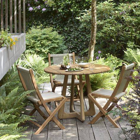 Ontdek de outdoor collectie van Raw Materials: teakhouten tuintafels, rechthoekig tot rond, perfect te combineren met tuinstoelen waarin comfort en design samenkomen
