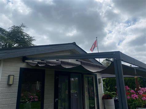 Verandadoeken op maat bevestigd aan een overkapping