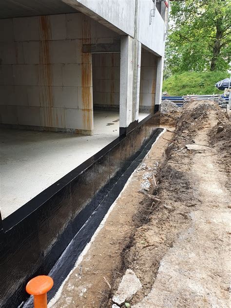 Praktische bouwvolgorde: fundering, vloerplaat, wanden, waterdichting