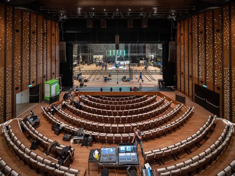 Interieur van de Casinozaal, met de geperforeerde bamboe wanden en zilverkleurige stoelen.