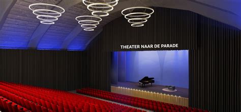 Foto van de eerste bezoekers die het Theater aan de Parade binnenkomen.