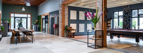 Showroom van Kersbergen met diverse natuurstenen vloeren