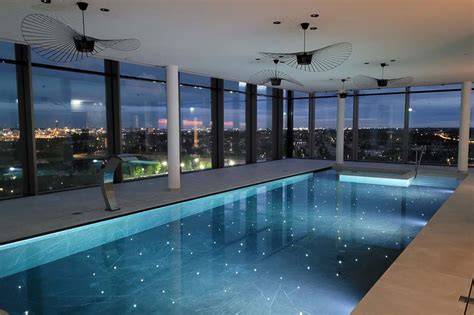 Infographic: Kaart met Parijs-locaties van hotels met zwembad en dakterras