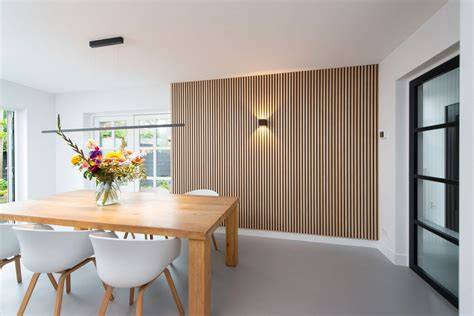 Foto: woonkamer met hout- en steenlook wandbekleding