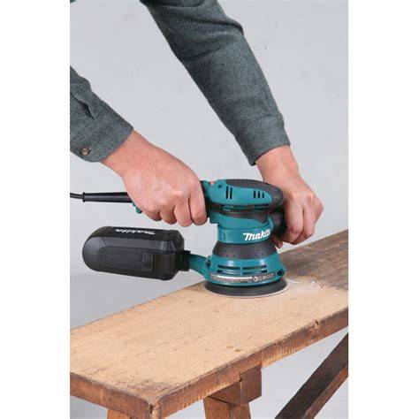 Afbeelding van topmodellen excentrische en vlakschuurmachines in gebruik: Makita BO5041, DBO180Z, Bosch GSS 160 Multi, Mirka DEROS en Festool ETS EC 150/5