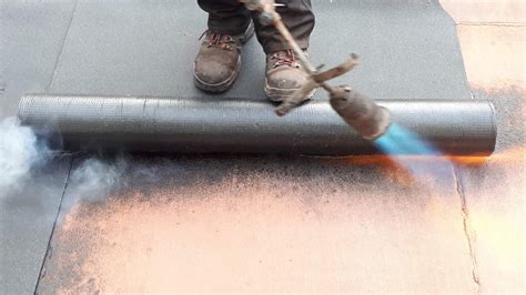 Overzicht van verschillende soorten dakafval, waaronder bitumen dakleer, dakgrind en isolatiemateriaal