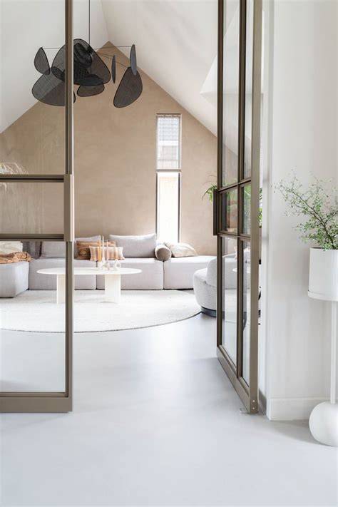 Warm interieur met gietvloer