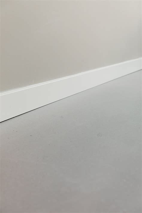 illustratie die de verschillende soorten plinten toont: plakplint, europlint, hoge plint en overzetplint